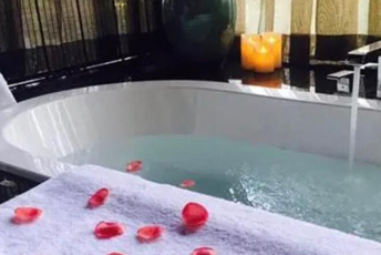 武汉东西湖水疗池中的失重冥想：当身体学会漂浮